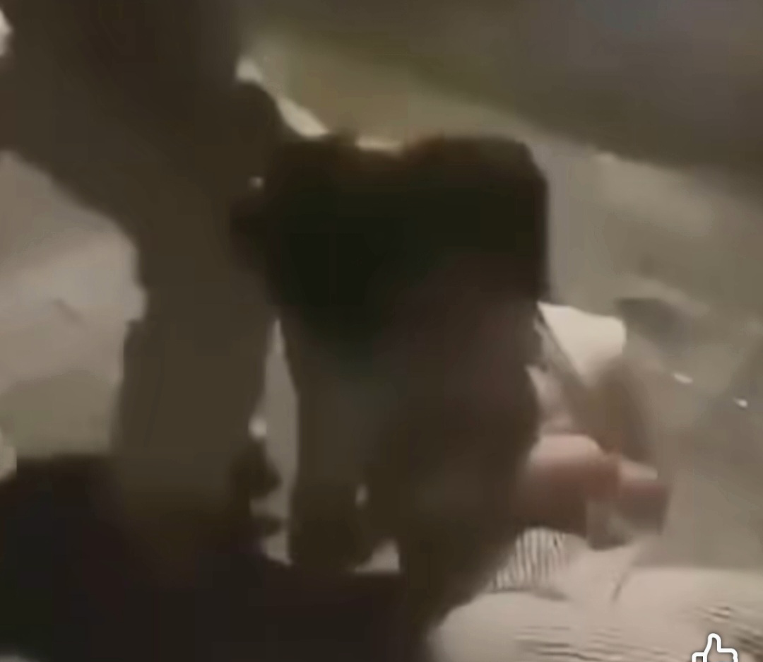 Da Nang police have intervened to investigate the case of a 7th grade female student being ganged up on and stripped naked in the street. Photo cut from the clip.