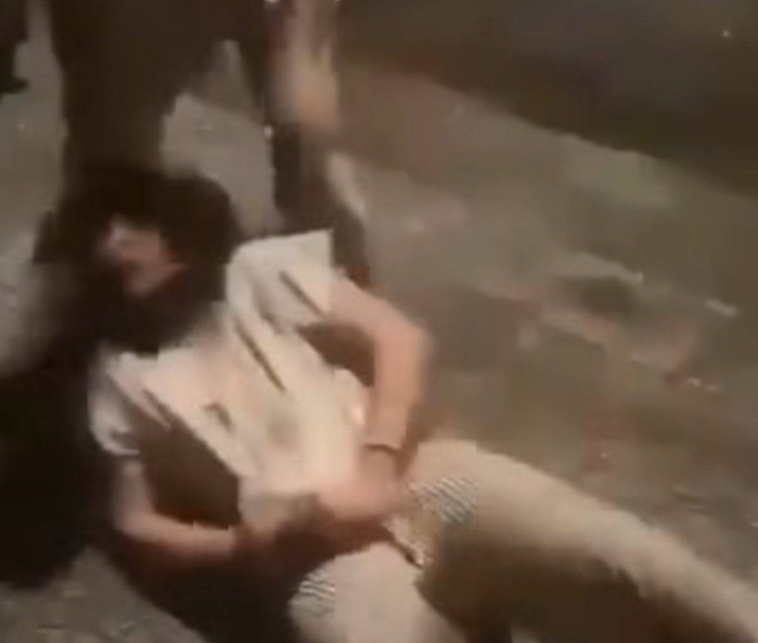 Da Nang police have intervened to investigate the case of a 7th grade female student being ganged up on and stripped naked in the street. Photo cut from the clip.