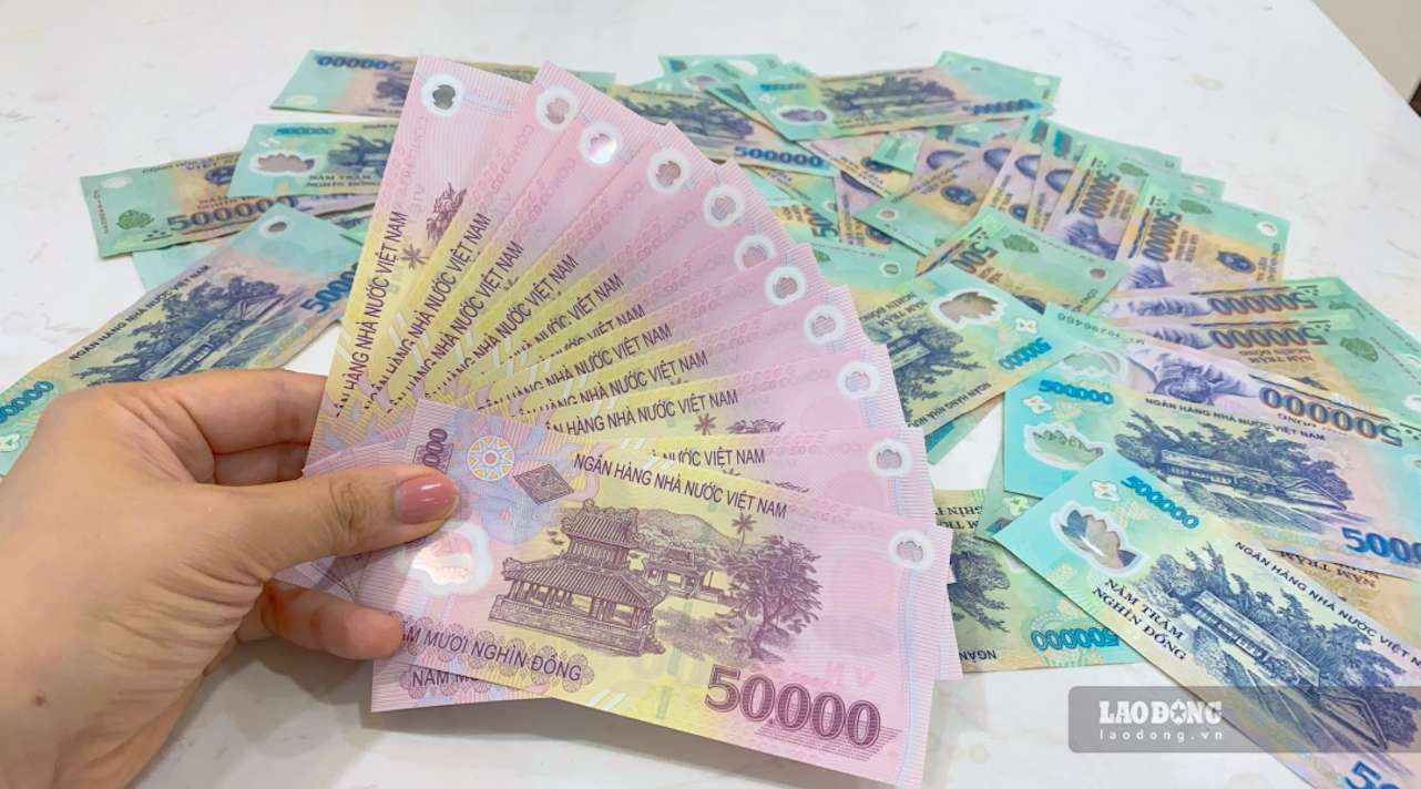12-month term savings interest rates in the banking system fluctuate around the threshold of 5.9 - 10%. Photo: Tra My