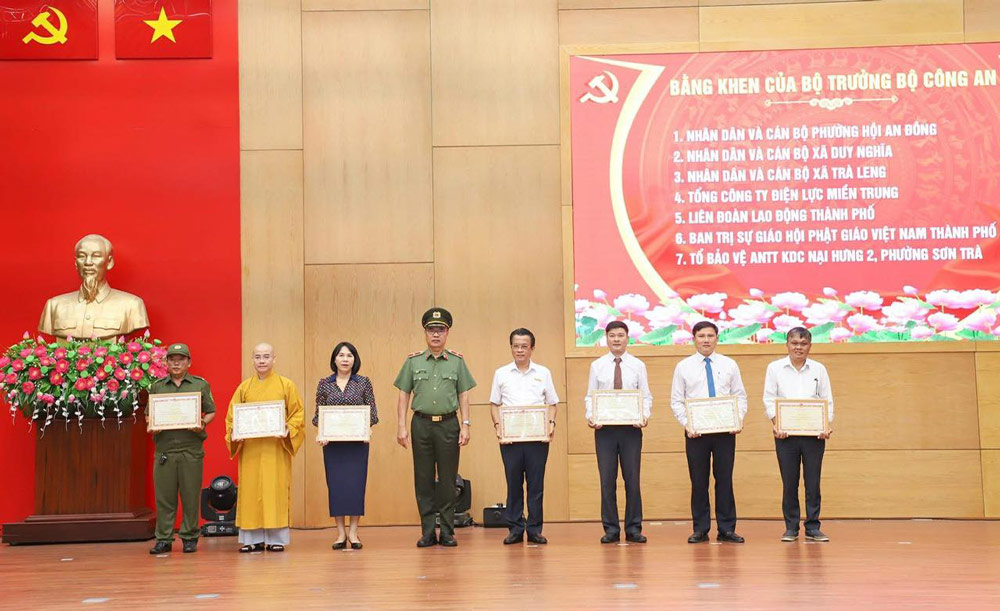 Ms. Ho Thi Lan Huong - Vice President of Da Nang City Labor Federation (3rd from the left) representing the Standing Committee of the Federation receives a Certificate of Merit from the Ministry of Public Security for outstanding achievements in the "All people protect national security" movement in 2025. Photo: Da Nang Trade Union.