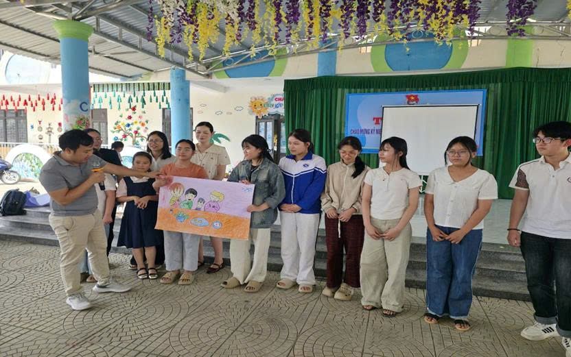 Thanh Hoa Trade Union coordinates with the Center for Research and Training for Community Development to organize the "Day of Connecting Parents and Children" Program. Photo: Thanh Hoa Trade Union
