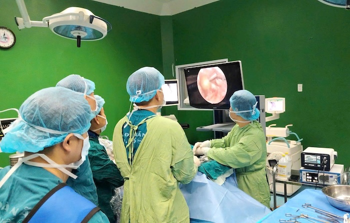 Doctors at Da Nang Hospital perform endoscopic spinal surgery with two UBE ports for an 81-year-old patient. Photo: Hospital provided