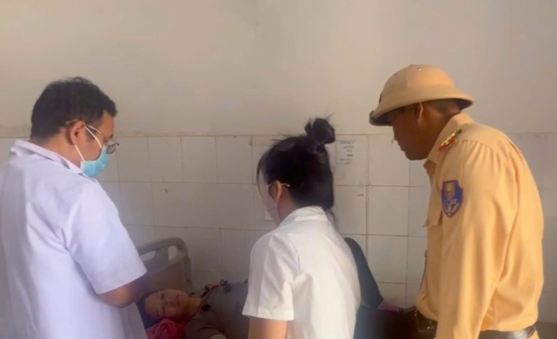 Được Cảnh sát giao thông hỗ trợ đưa đến bệnh xã kịp thời, bà