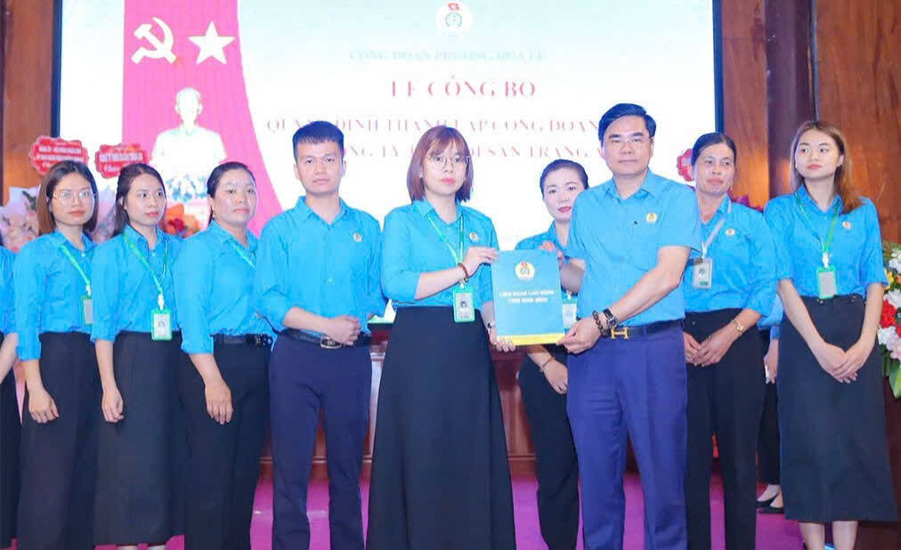 응우옌하이롱 동지, 성 당위원회 위원, 성 베트남 조국전선위원회 부위원장, 성 노동총연맹 위원장이 짱안 유산 유한회사 기초 노동조합 설립 결정서를 수여하고 있습니다. 사진: 지에우안
