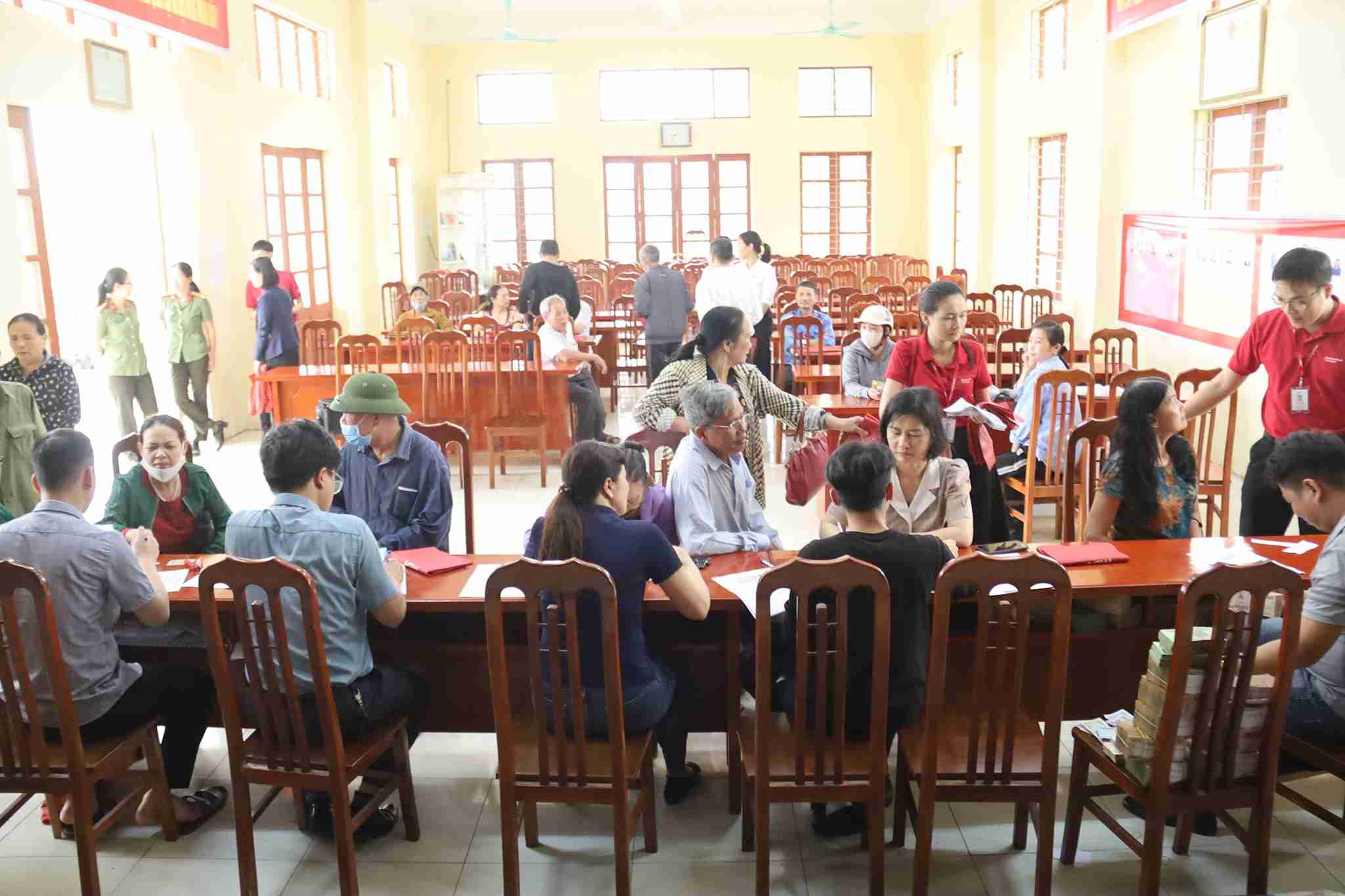 Công tác chi trả bồi thường góp phần đẩy nhanh tiến độ giải phóng mặt bằng. Ảnh: Xã Gia Lộc