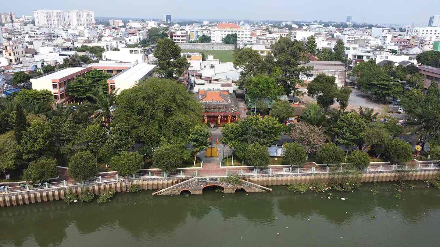 Đình Tân Lân bên sông Đồng Nai. Ảnh: HAC