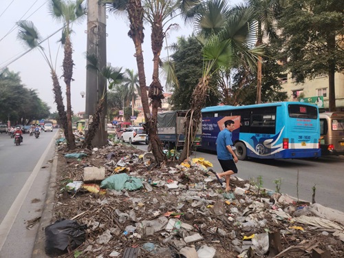  Dải phân cách khu đô thị Xa La thành bãi rác, gây ô nhiễm môi trường. Ảnh: Minh Hạnh 