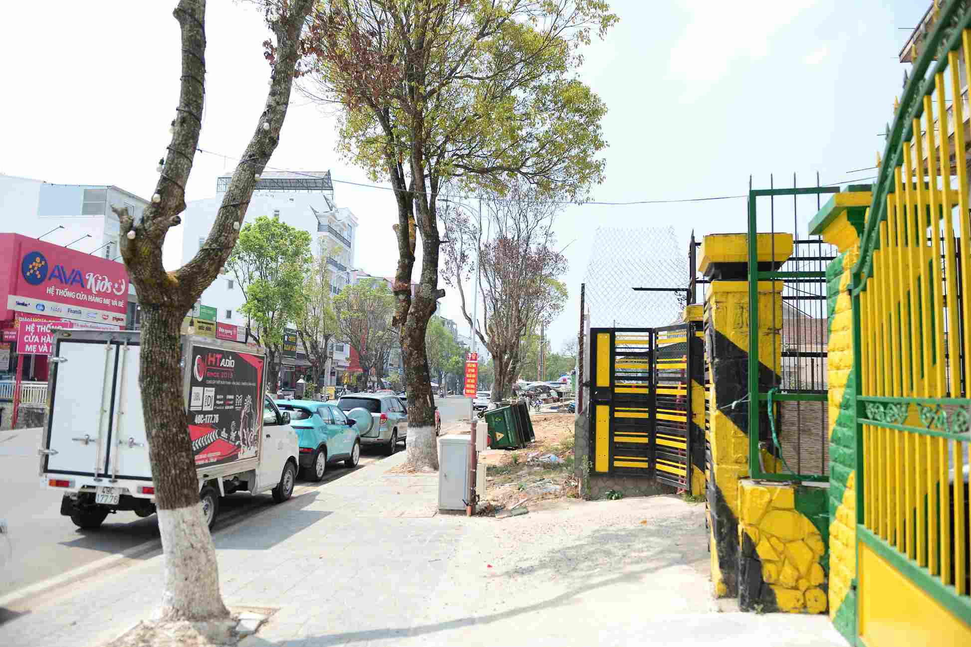 Cây bị chết khiến khu vực này trở nên trơ trọi, thiếu bóng mát vào những lúc giữa trưa. Ảnh: Phúc Khánh 