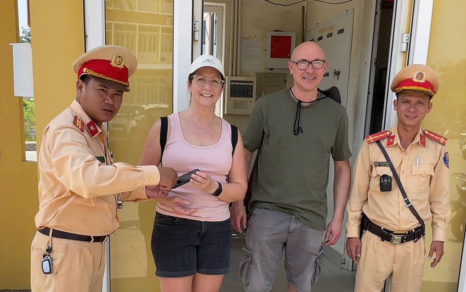 Hue City police hand over property to tourists. Photo: Tran Hong.