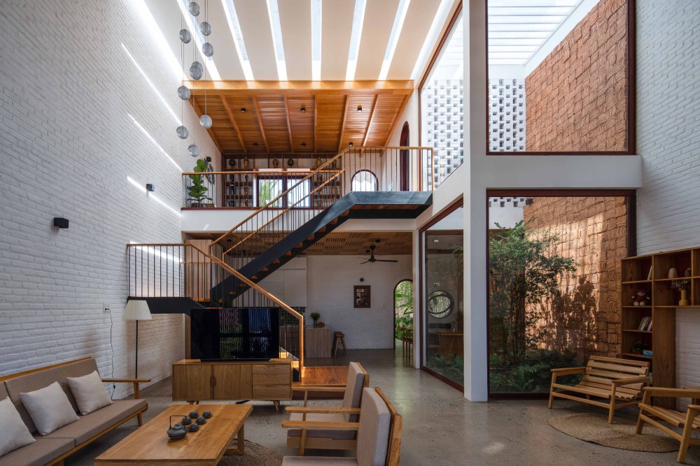 Chức năng đầu tiên là nơi sinh hoạt chung của cả gia đình, một khoảng thông tầng lớn được kết nối với không gian đọc sách và phòng thờ phía trên. 