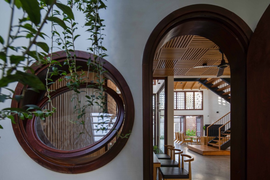 Hệ thống lam gỗ, gạch thông gió, giúp các khối chức năng dễ dàng tiếp cận tự nhiên nhưng vẫn đảm bảo tính riêng tư cho từng không gian.
