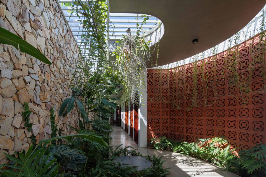 Các không gian được bố trí xung quanh giếng cổ, như một dòng chảy xuyên suốt công trình