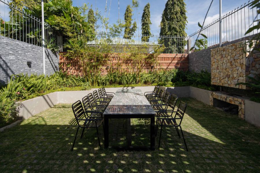 Sau cùng là một sân cỏ rộng rãi, nơi vui chơi của những đứa trẻ và là nơi để tụ tập, quây quần với người thân, bạn bè.