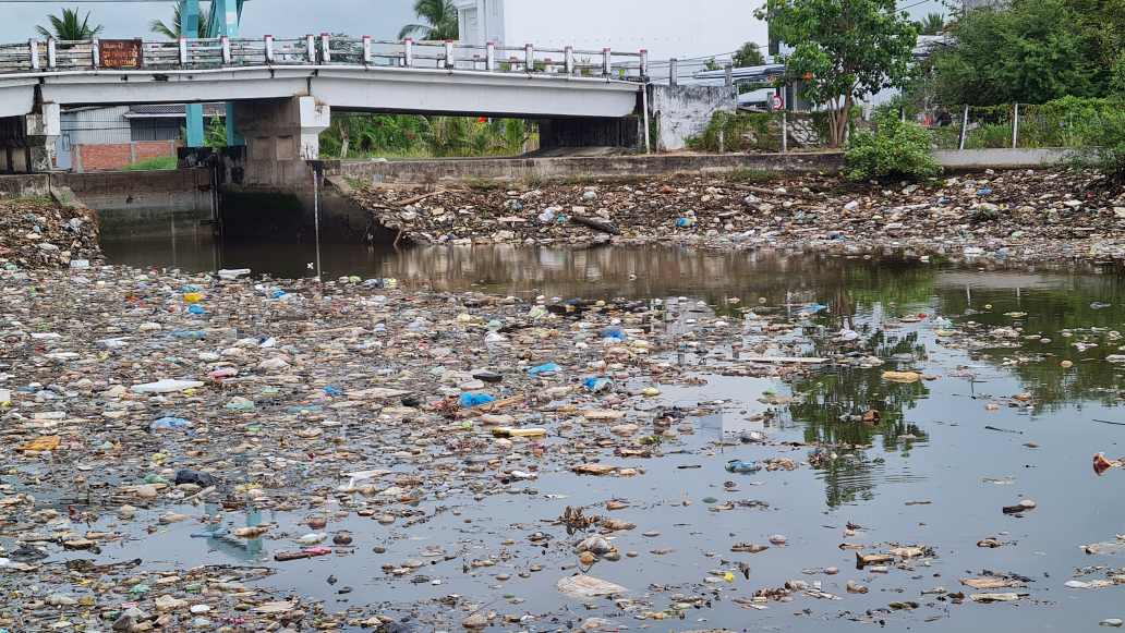 Hầu hết các cống đều đóng lại để giữ ngọt nên di chuyển bằng đường thuỷ khó khăn, ô nhiễm môi trường thường xuyên diễn ra. Ảnh: Nhật Hồ.