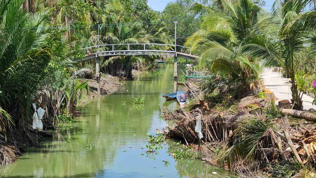 カマウ省の運河や水路システムは乾季に水が枯渇し、生産や生活用水が不足しています。写真:ニャット・ホー.