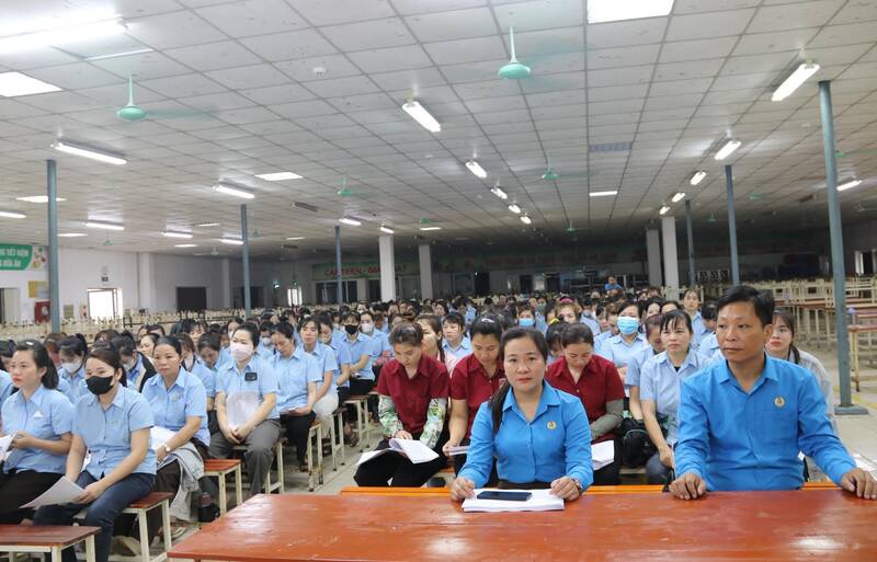 Propaganda legal para 200 trabajadores en Tuyen Quang. Foto: Sindicato de Tuyen Quang