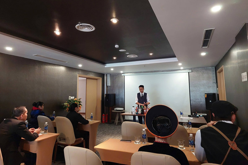 Công đoàn cơ sở Khách sạn Pao’s Sapa phối hợp với Ban giám đốc khách sạn đã tổ chức lớp đào tạo nghiệp vụ nhà hàng. Ảnh: Quỳnh Anh 