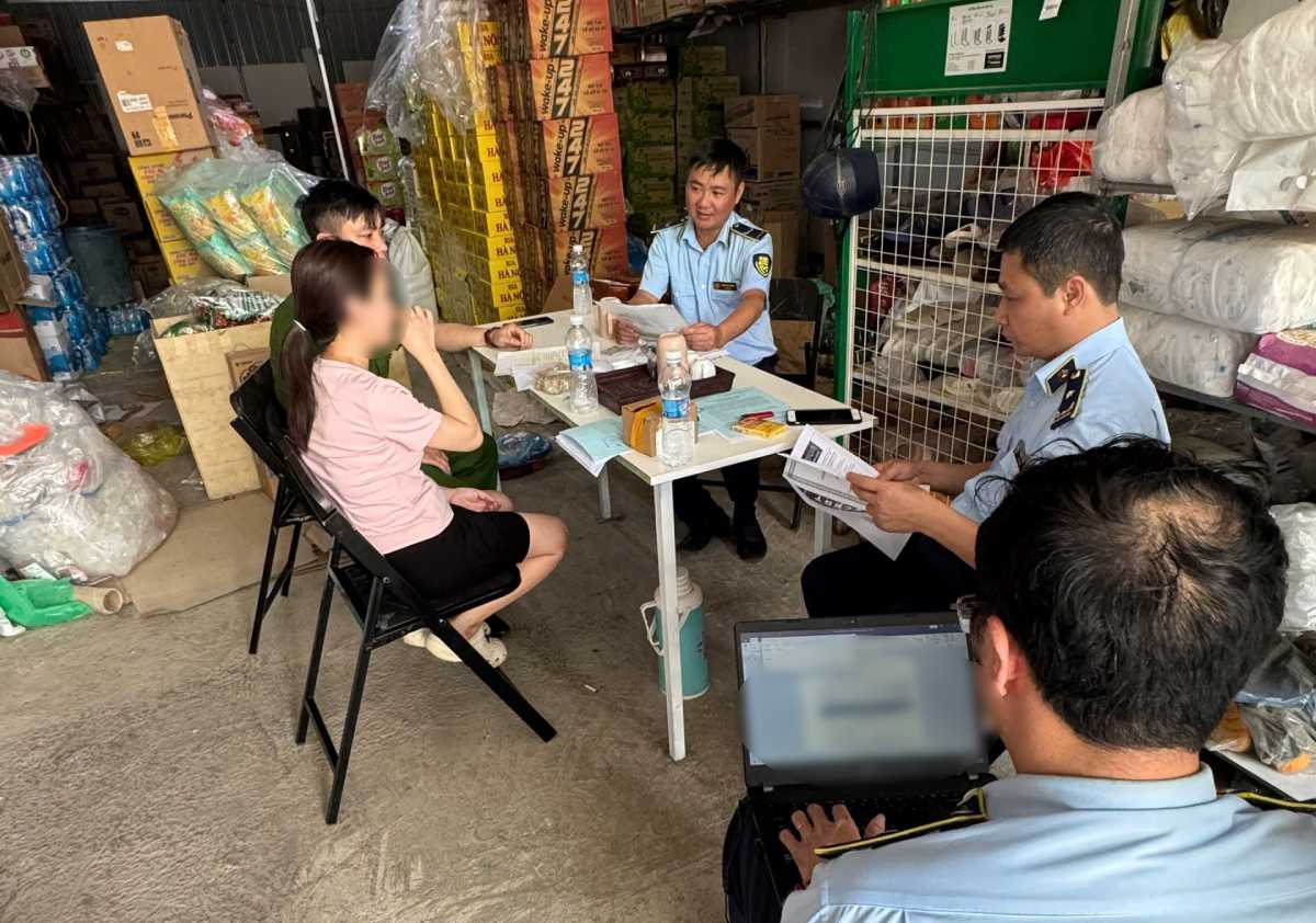 Detecting and forcing the destruction of 2,500 packages of beeswax candy of unknown origin in Quynh Luu commune, Ninh Binh province. Photo: Ninh Binh Provincial Market Management Department