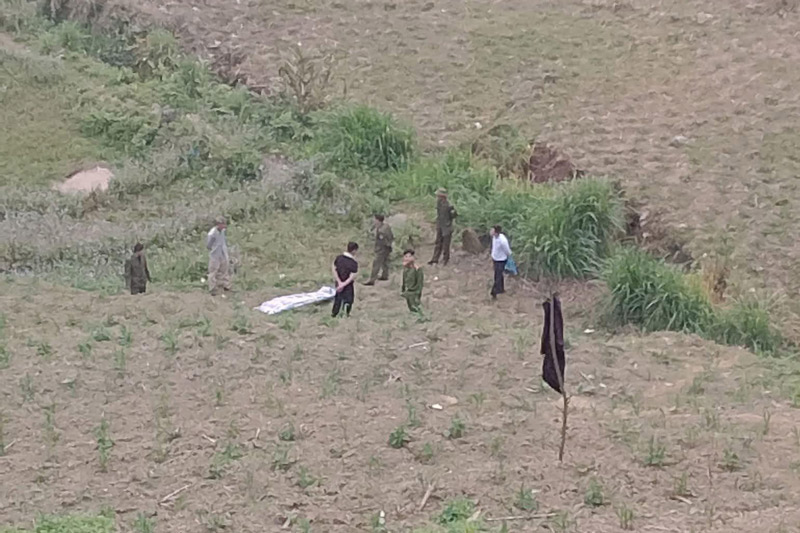 Hiện trường nơi phát hiện thi thể người đàn ông dưới chân cầu Móng Sến. Ảnh: Người dân cung cấp 