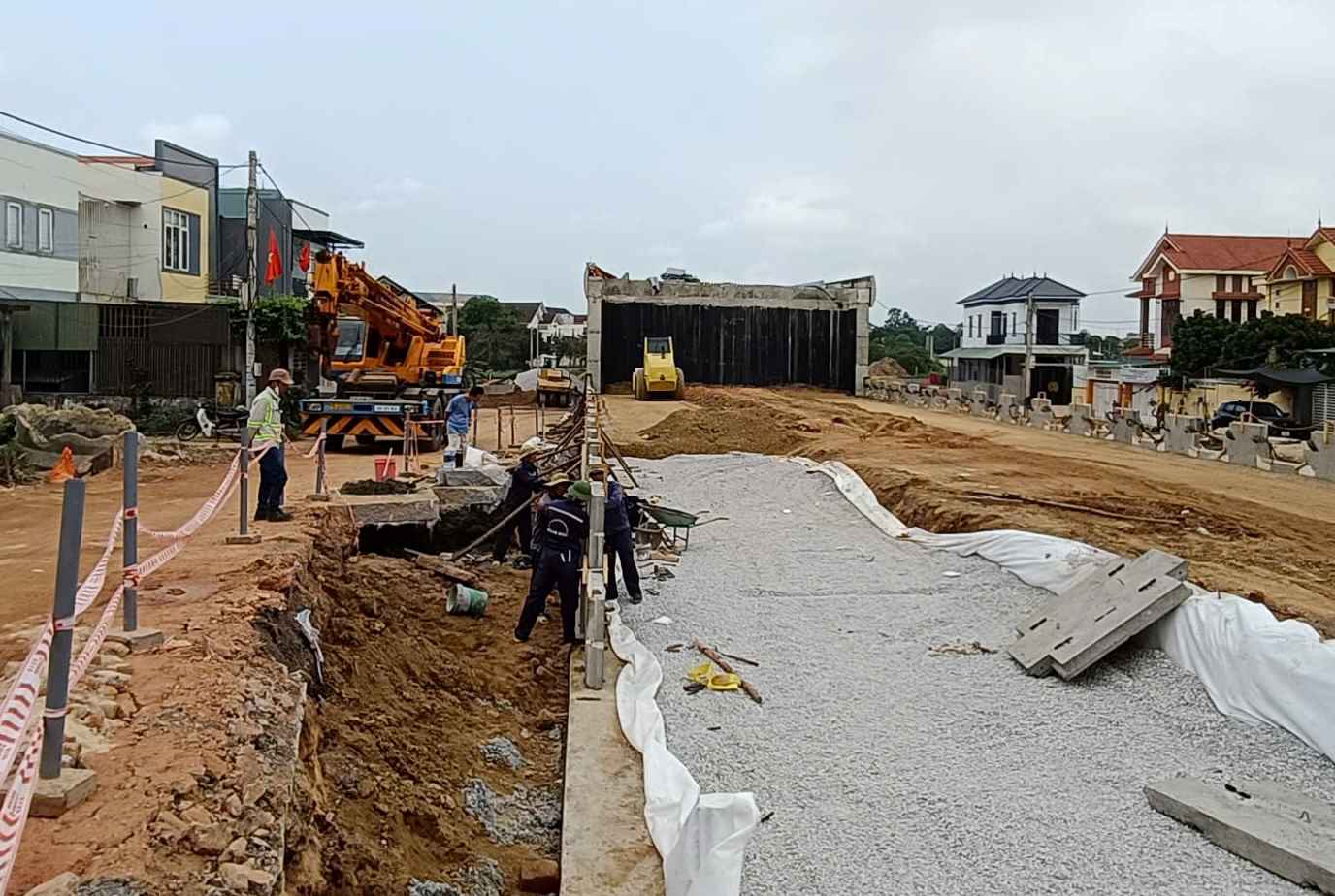 The Dong Hoi central railway road and overpass project is under construction. Photo: Cong Sang
