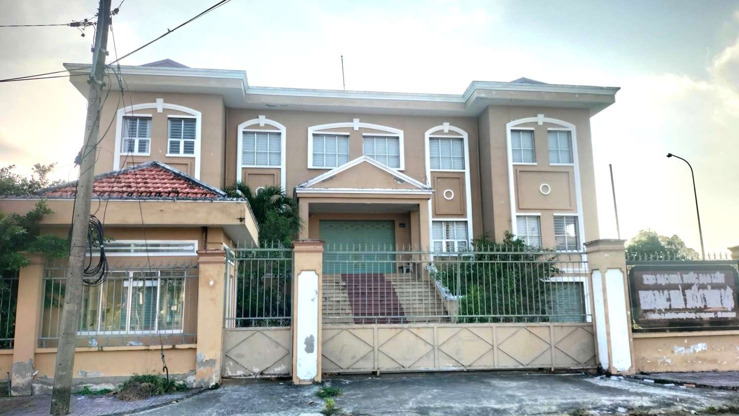 Kho bạc Nhà nước Vĩnh Lợi thuộc cơ sở nhà đất dôi dư được giao cho UBND xã Vĩnh Lợi, Cà Mau quản lý. Ảnh: Nhật Hồ.