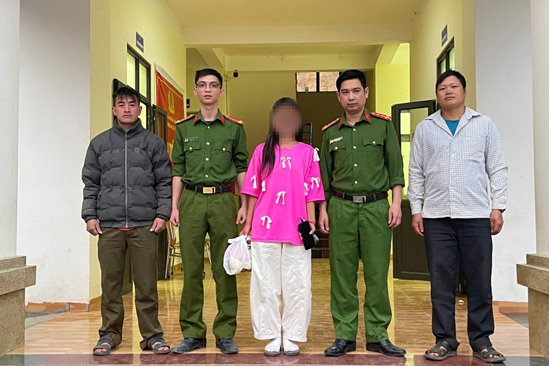 Bac Ha Commune Police hand over the baby girl to her family. Photo: Police provided