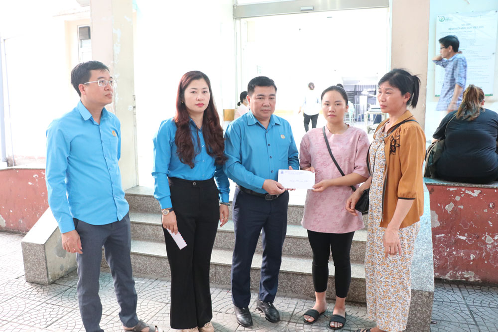 Lãnh đạo Liên đoàn Lao động tỉnh Lào Cai thăm hỏi và trao hỗ trợ đến gia đình nữ đoàn viên bị thương khi cứu học sinh trong dông lốc. Ảnh: Mạnh Hùng 