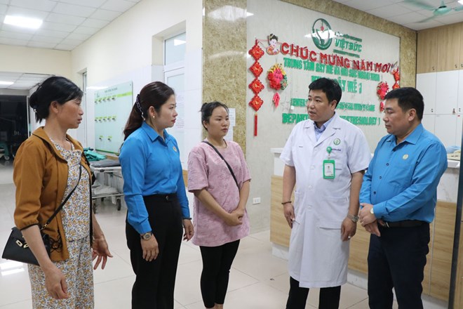 Lao Cai Trade Union exchanges with doctors about the treatment situation of union members. Photo: Manh Hung