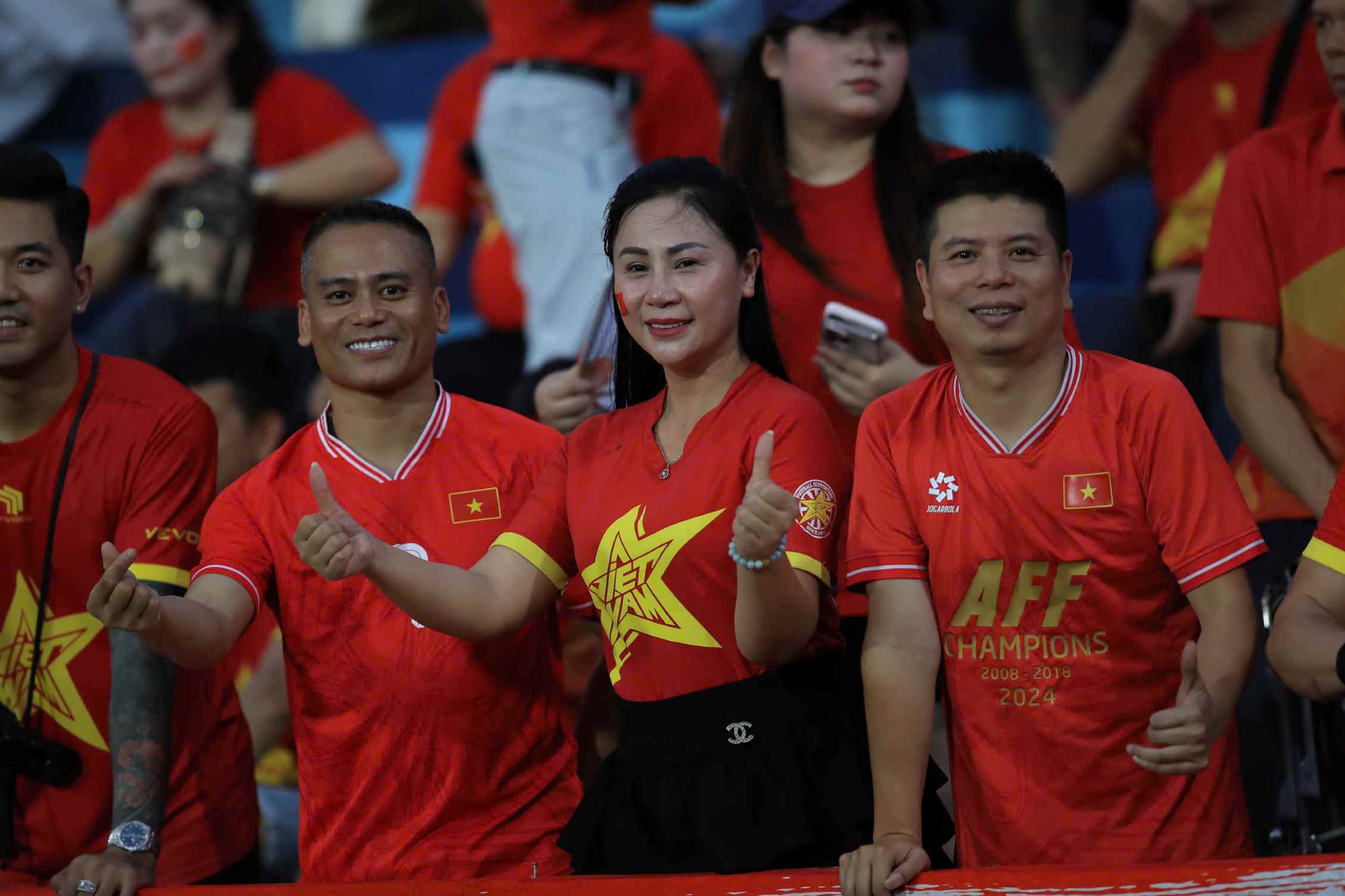 Trước trận đấu, người hâm mộ đội tuyển Việt Nam mang theo băng rôn, khẩu hiệu nhằm tiếp thêm động lực cho đội nhà.