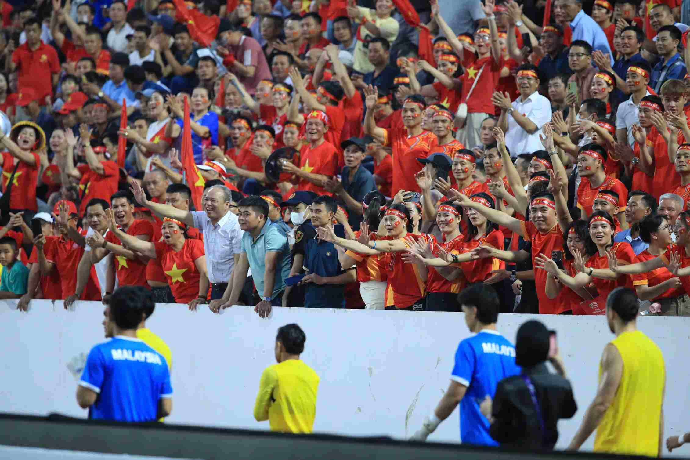 Cổ động viên trẻ mang theo trống và kèn, khuấy động không khí trước trận đấu giữa đội tuyển Việt Nam và Malaysia.