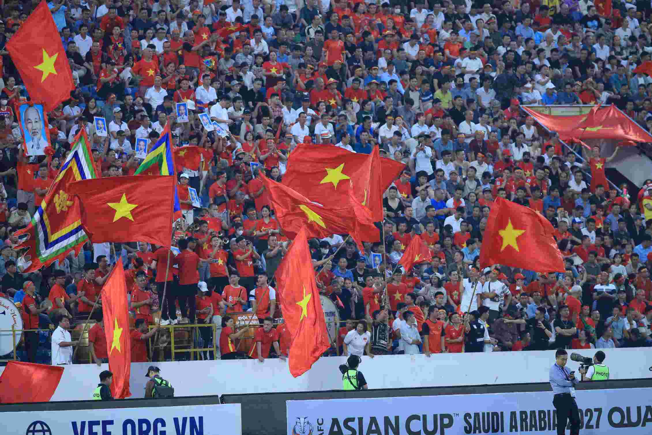 Trước thời điểm bóng lăn, cổ động viên Việt Nam cùng nhau hô vang khẩu hiệu, thể hiện quyết tâm đồng hành cùng đội tuyển.