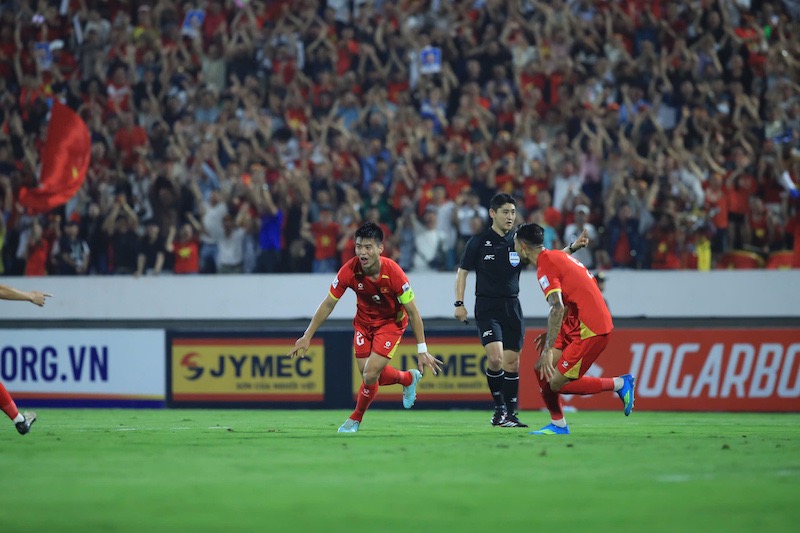 Tuyển Việt Nam chơi hứng khởi khi được tiếp sức từ khán giả trên sân nhà.