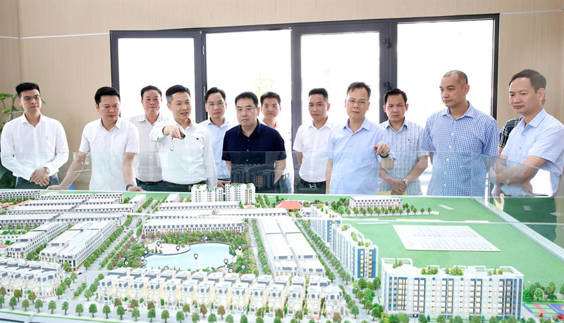 Leaders of Lao Cai province inspect and work on the implementation of Yen Bai Riverside Urban Area projects; Binh Minh Northwest Social Housing. Photo: Tien Lap
