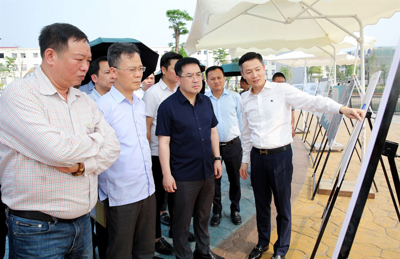 Chủ tịch UBND tỉnh Lào Cai Nguyễn Tuấn Anh (áo đen) kiểm tra dự án Khu đô thị Riverside. Ảnh: Tiến lập