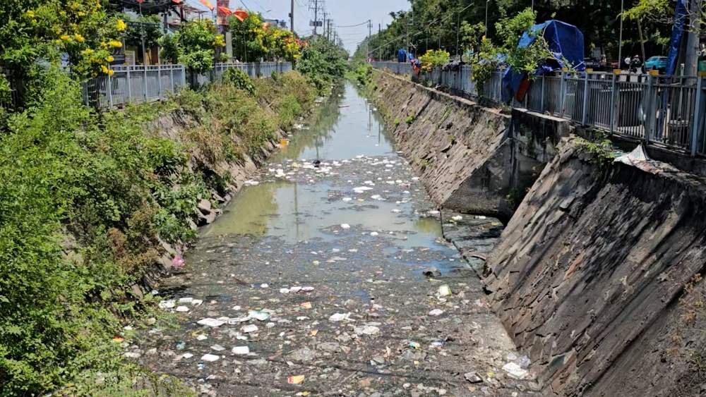 Contaminación del canal a través de dos barrios en Ciudad Ho Chi Minh