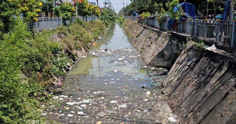 Ô nhiễm kênh rạch nghiêm trọng tại hai phường ở TP.HCM