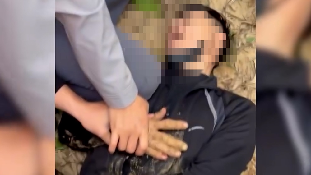 Encircling and arresting a cunning drug dealer and storekeeper in the middle of Ha Tinh forest. Photo: Ha Tinh Provincial Police