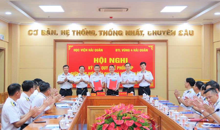 The Naval Academy and Region 4 signed a coordination regulation in the coming time, which includes orientations to promote scientific research coordination, focusing on topics related to training and combat readiness tasks. Photo: Huy Tu