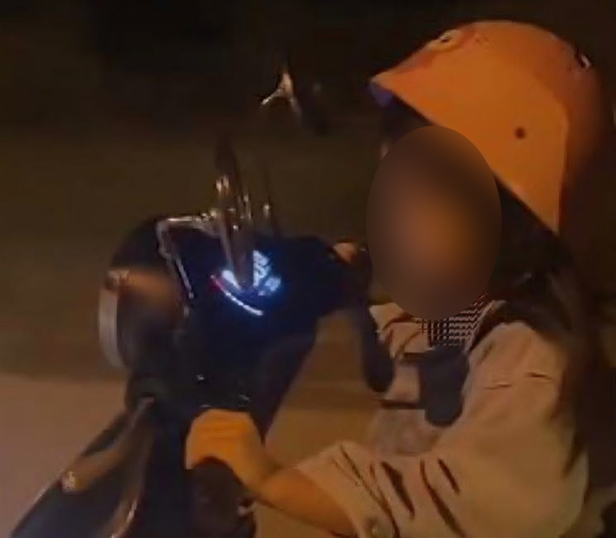 Images circulating on social networks record the scene of a 6-year-old girl driving an electric motorbike on the street. Photo: Dieu Hoang