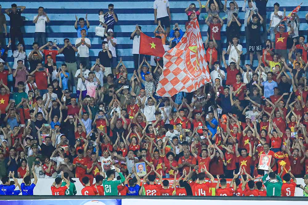 Sau trận thắng, các cầu thủ đã di chuyển đến khu vực khán đài để ăn mừng cùng các khán giả có mặt trên sân. 