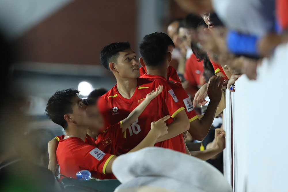 Nhiều cầu thủ đưa con xuống sân cùng ăn mừng với các cổ động viên.