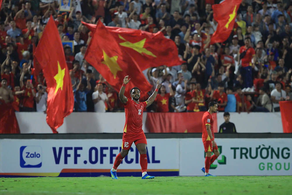 Chỉ trong 8 phút từ 51 đến 59, Nguyễn Xuân Son đã 2 lần khiến các khán giả trên sân Thiên Trường vỡ hòa khi ghi liền 2 bàn đưa đội tuyển Việt Nam vươn lên dẫn 3-0.