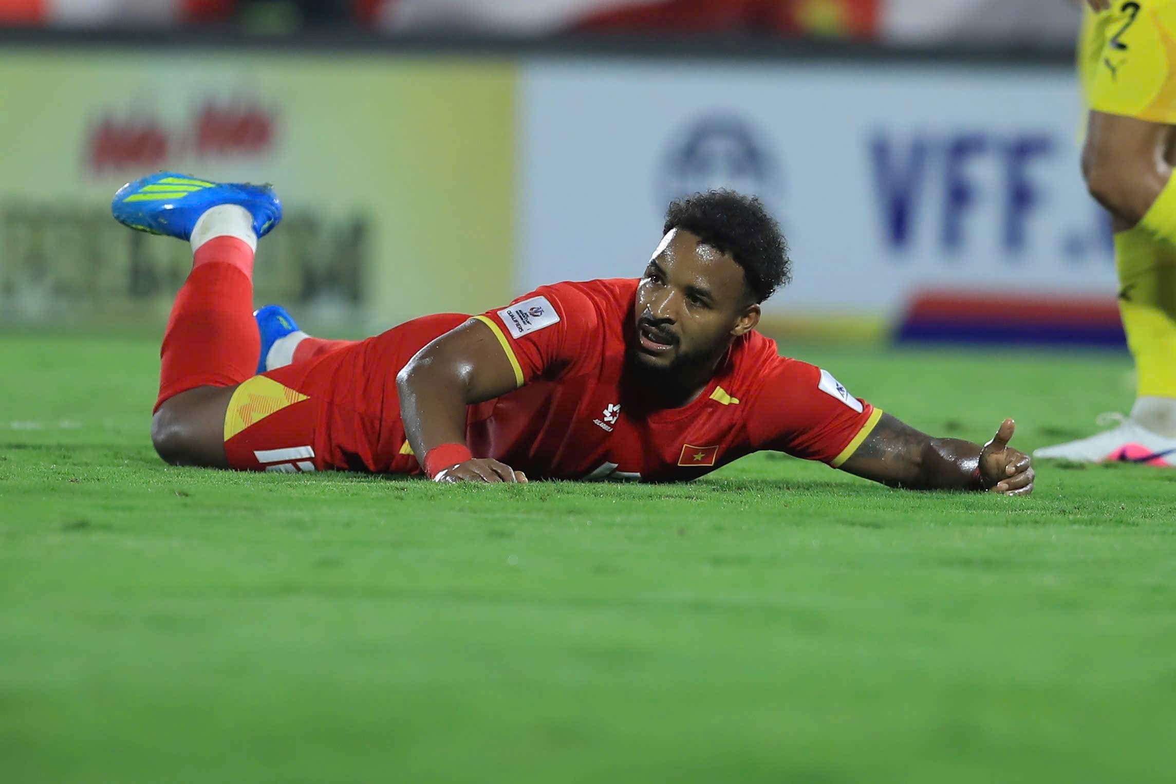 Dù thi đấu đầy nỗ lực tuy nhiên tiền đạo Xuân Son vẫn chưa thể góp mặt trong niềm vui ăn mừng cùng đồng đội ở hiệp 1.