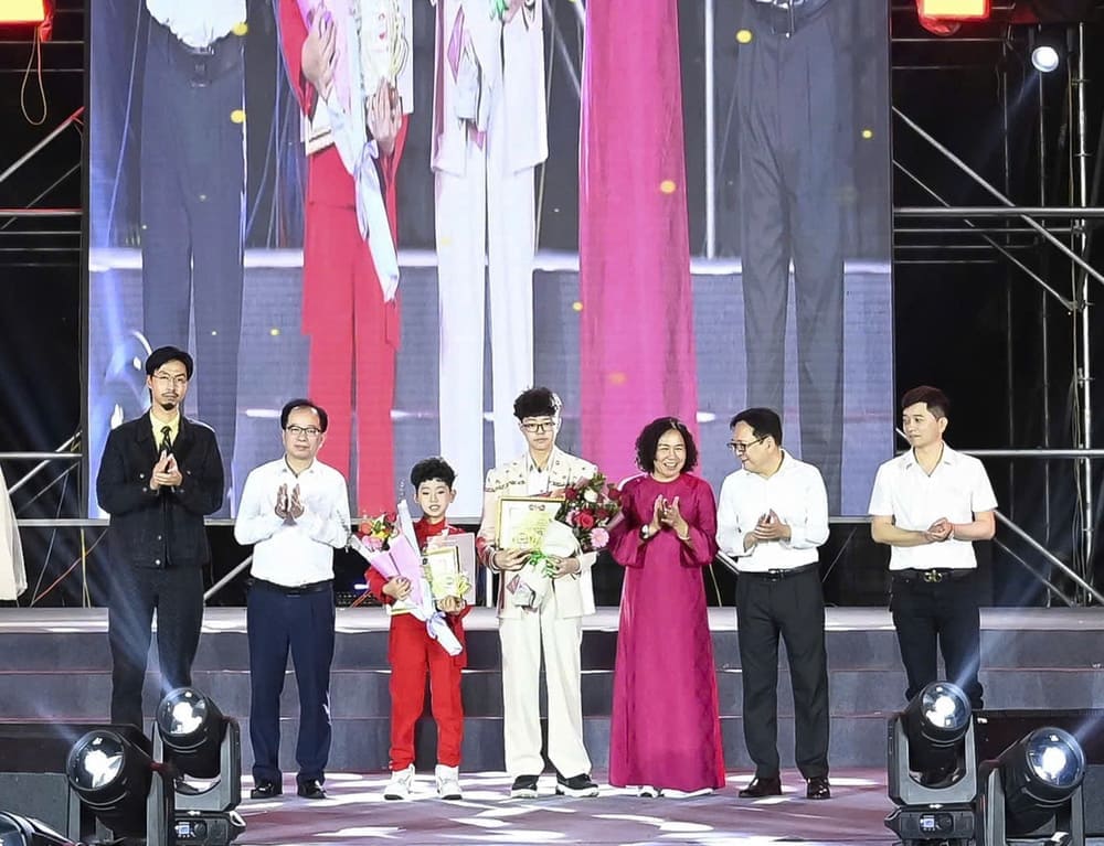 Bui Khau Quang Hung made his mark when receiving the Golden Lotus Award in the "Science - Technology" category. Photo: Character provided