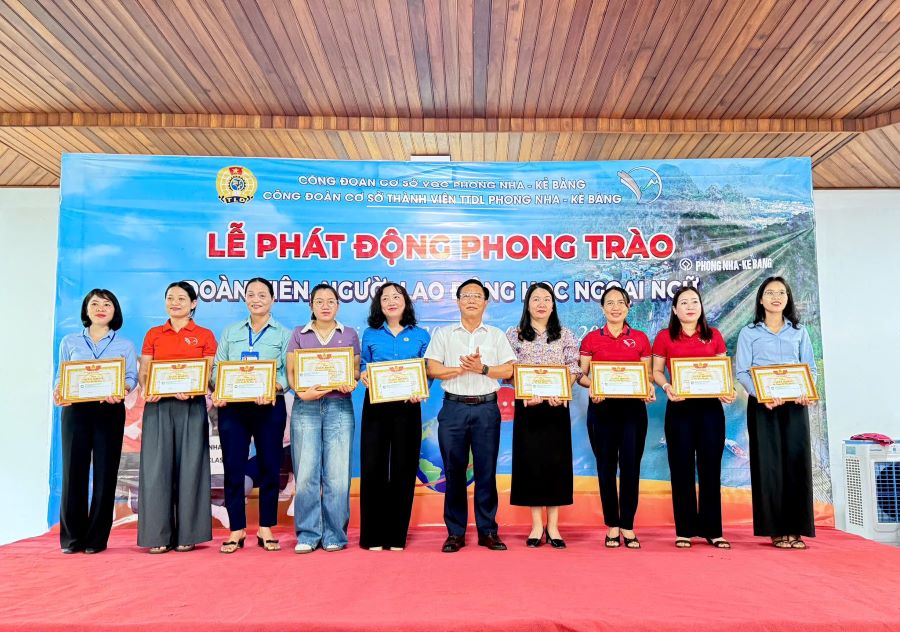 The Trade Union of Phong Nha - Ke Bang Tourist Center launched a movement to learn English, helping union members improve their skills to serve international visitors. Photo: Quang Tri Trade Union