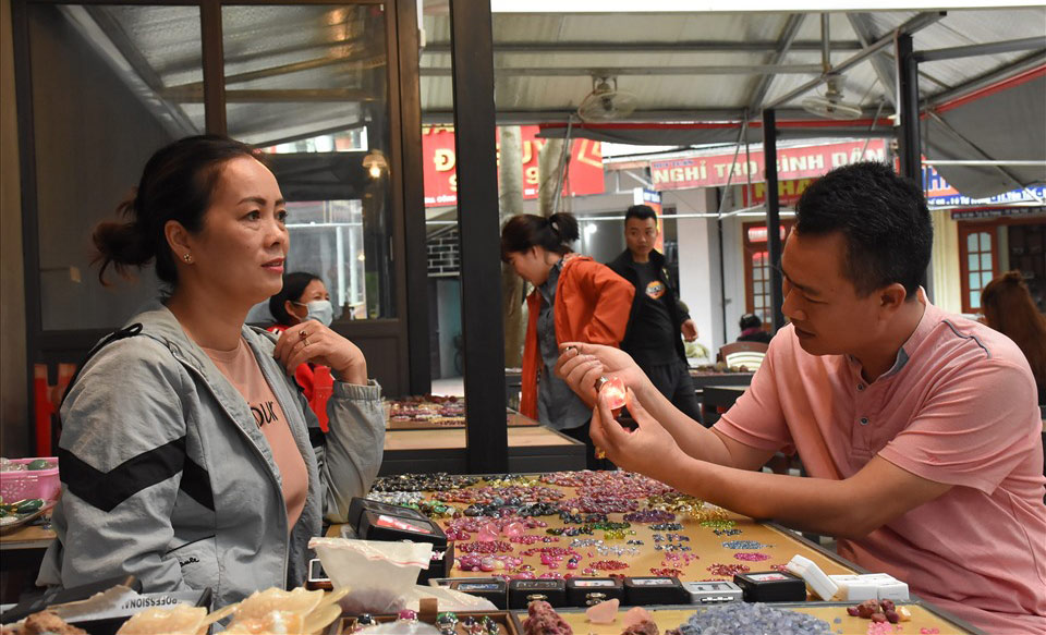 宝石の露店は野菜のように並べられています。誰もが快適に体験し、眺め、値段交渉をすることができます。写真:タン・ヴァン