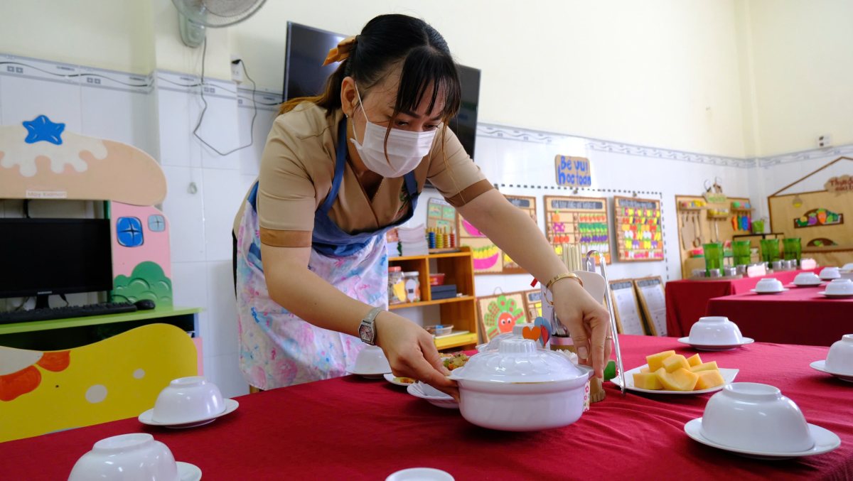 Information about the expected increase in the base salary quickly attracted the attention of many officials, civil servants, and public employees, including preschool teachers in the public sector. Photo: My Ly