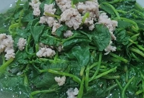 Pennywort soup cooked with lean meat is considered a liver-boosting dish. Photo: Kieu Vu