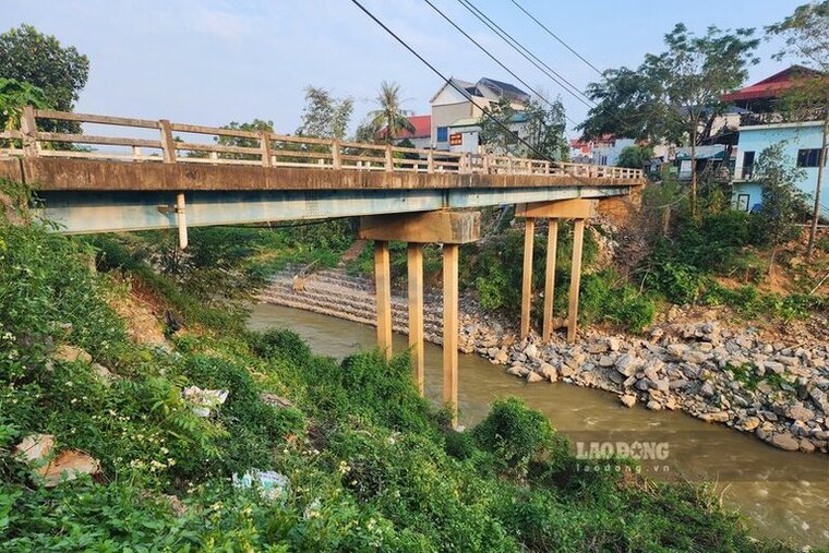 Luong Nha bridge spanning Lat stream on provincial road 317 is about to be newly built. Photo: To Cong