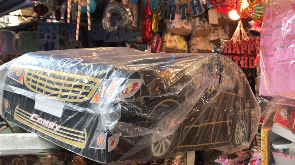 Nhiều sản phẩm làm từ giấy, đa dạng mẫu mã như nhà lầu, xe hơi, điện thoại,... được bày bán trên thị trường. Ảnh: Tuệ Minh